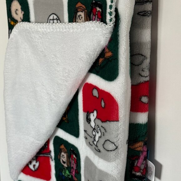 Peanuts Winter Reversible decorative Throw | Snoopy and the gang Christmas Throw - Picture 7 of 8